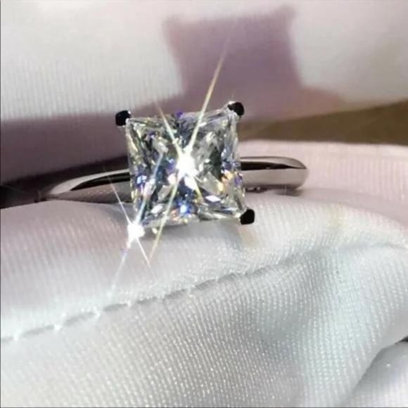 2 CARAT 18K WHITE GOLD PRINCESS CUT RING - Picture 2 of 4